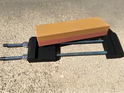 Pierre à affûter Tojiro grain 1000/3000 + socle universel